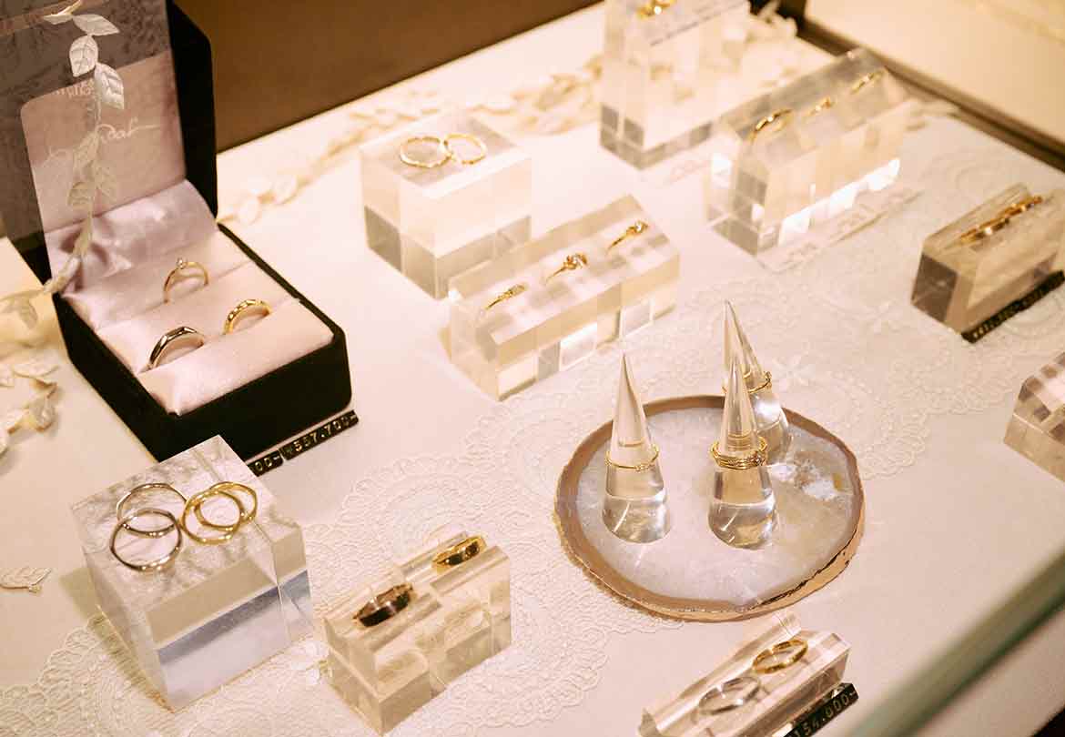 ブライダルリングは一つ一つデザイナーのアトリエで仕上げられ、完成までの期間は約3カ月