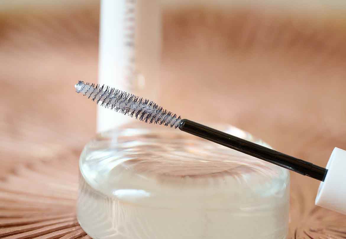 独自開発のまつ毛美容液はマスカラタイプで塗りやすい