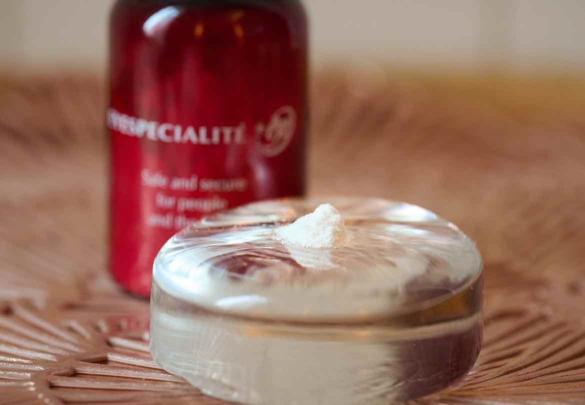 肌にのせると、溶け込むように馴染むパウダー状の美容液