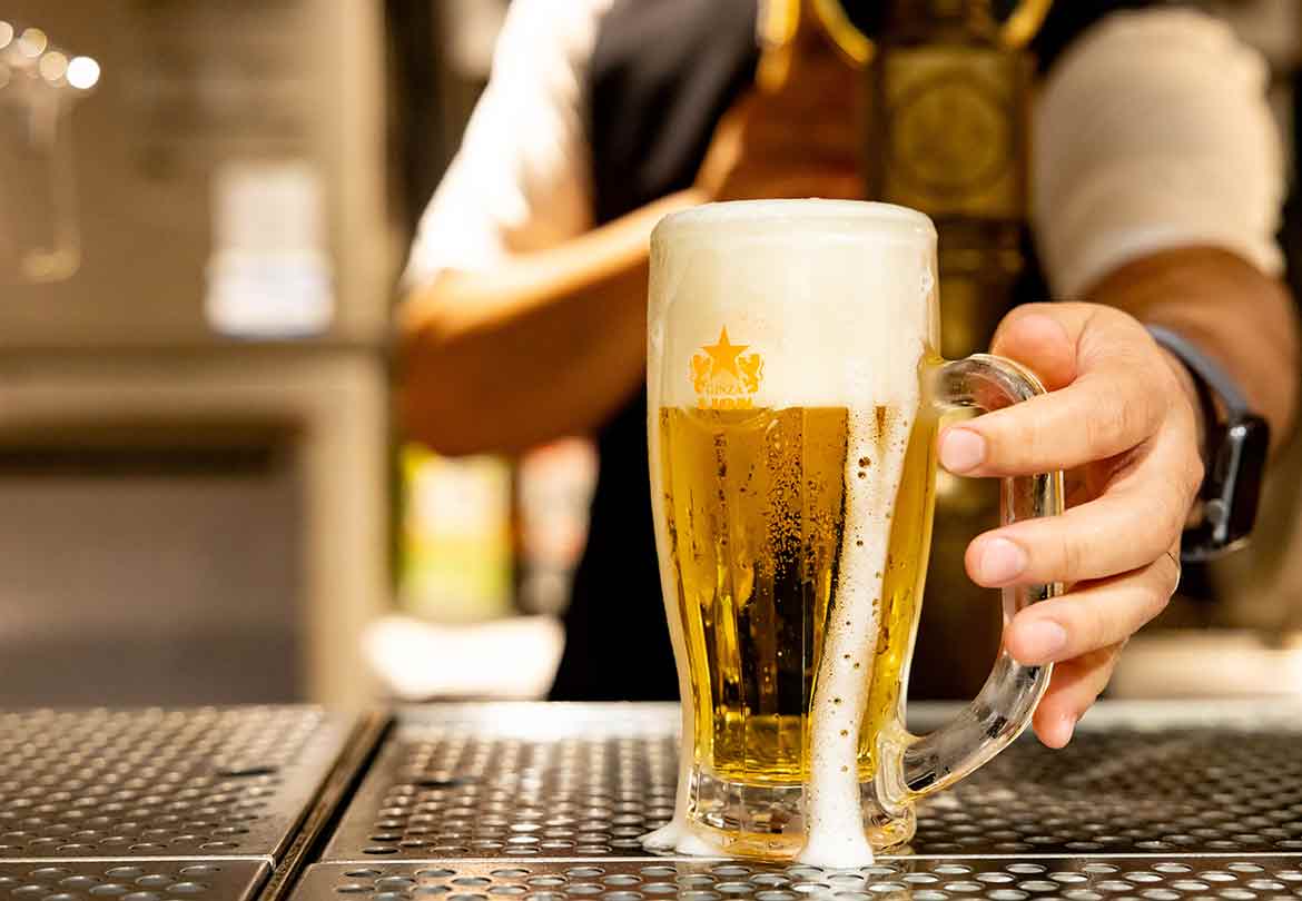 ビールと泡の配分が見事な「サッポロ生ビール黒ラベル」中ジョッキ890円