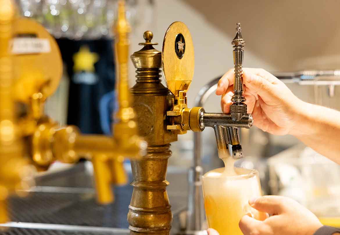 ジョッキの中でビールを回転させながら一気に注ぐ