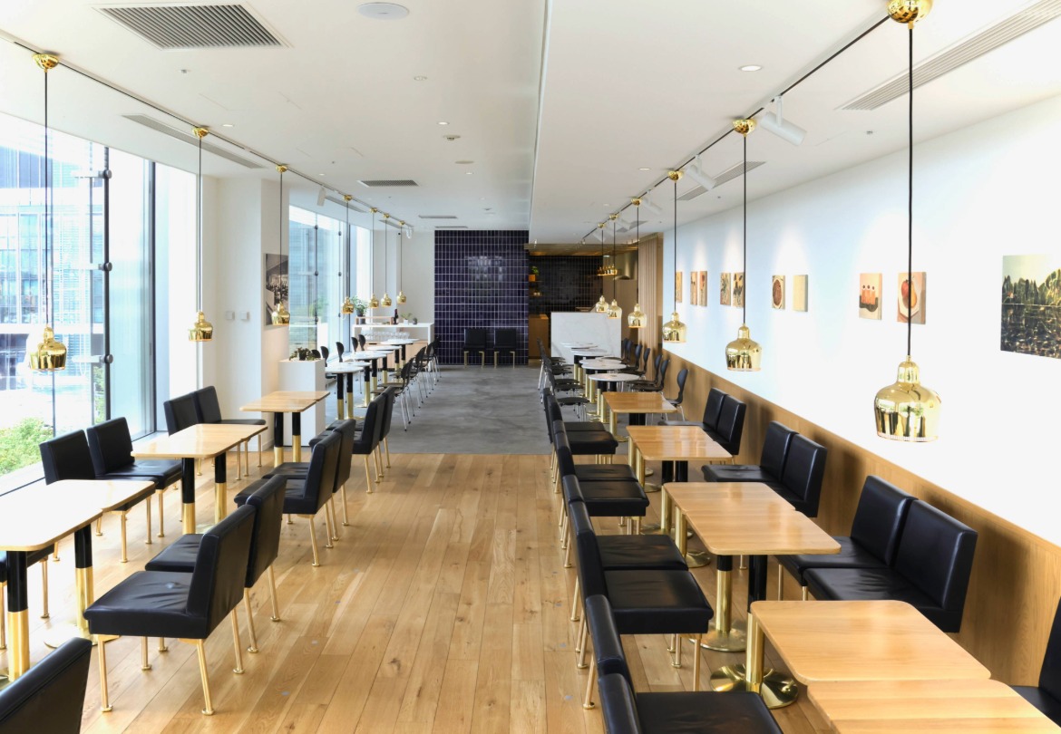 本店と同じテーブルやイスが並ぶ（Photo：Kimiko Kaburaki ©Spiral / Wacoal Art Center）