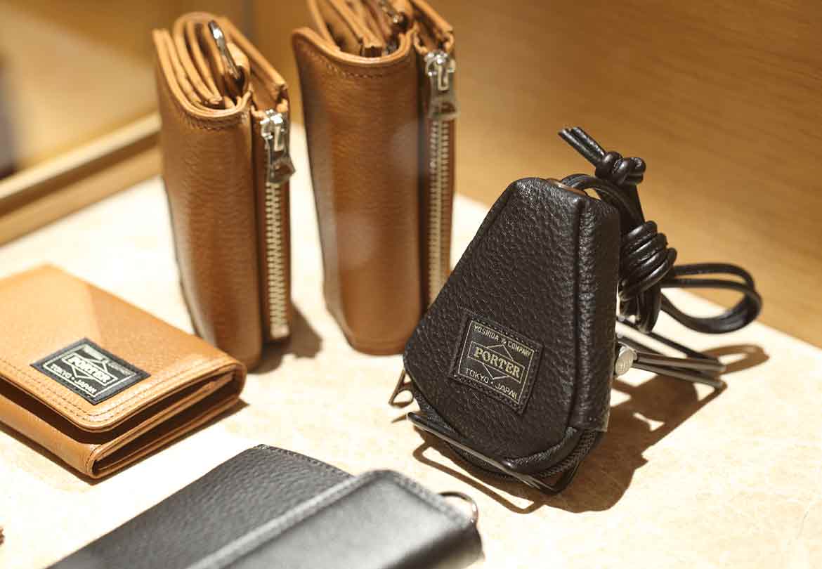 バッグだけでなく、小物類も多数展開
