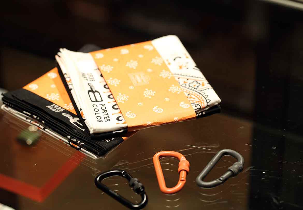 カラビナやバンダナで、バッグをアレンジすることも！