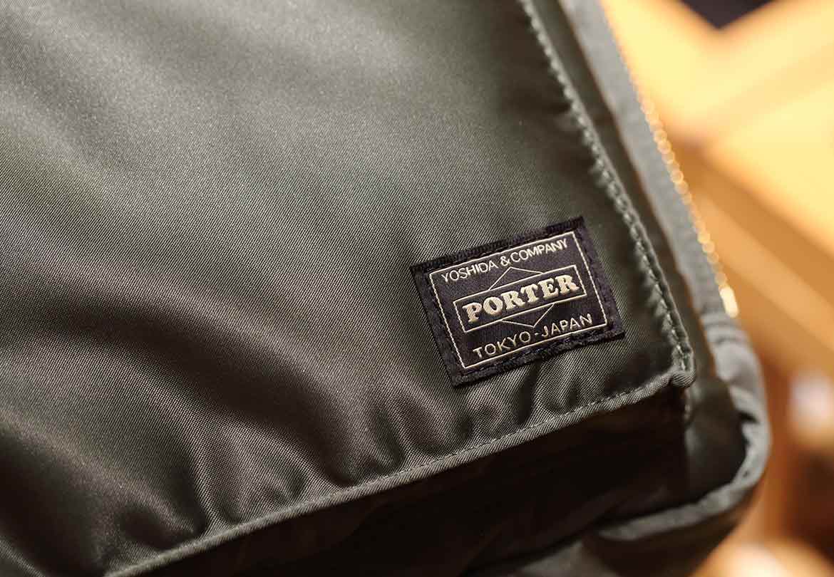 ブランドタグの文字は、プリントではなく刺繍で表現！