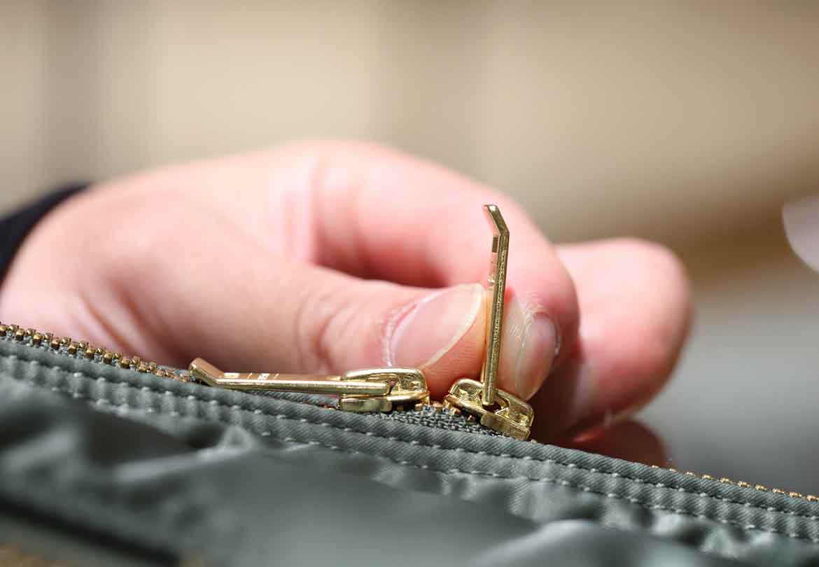 スライダーの先端を隆起させることでつまみやすい仕様に