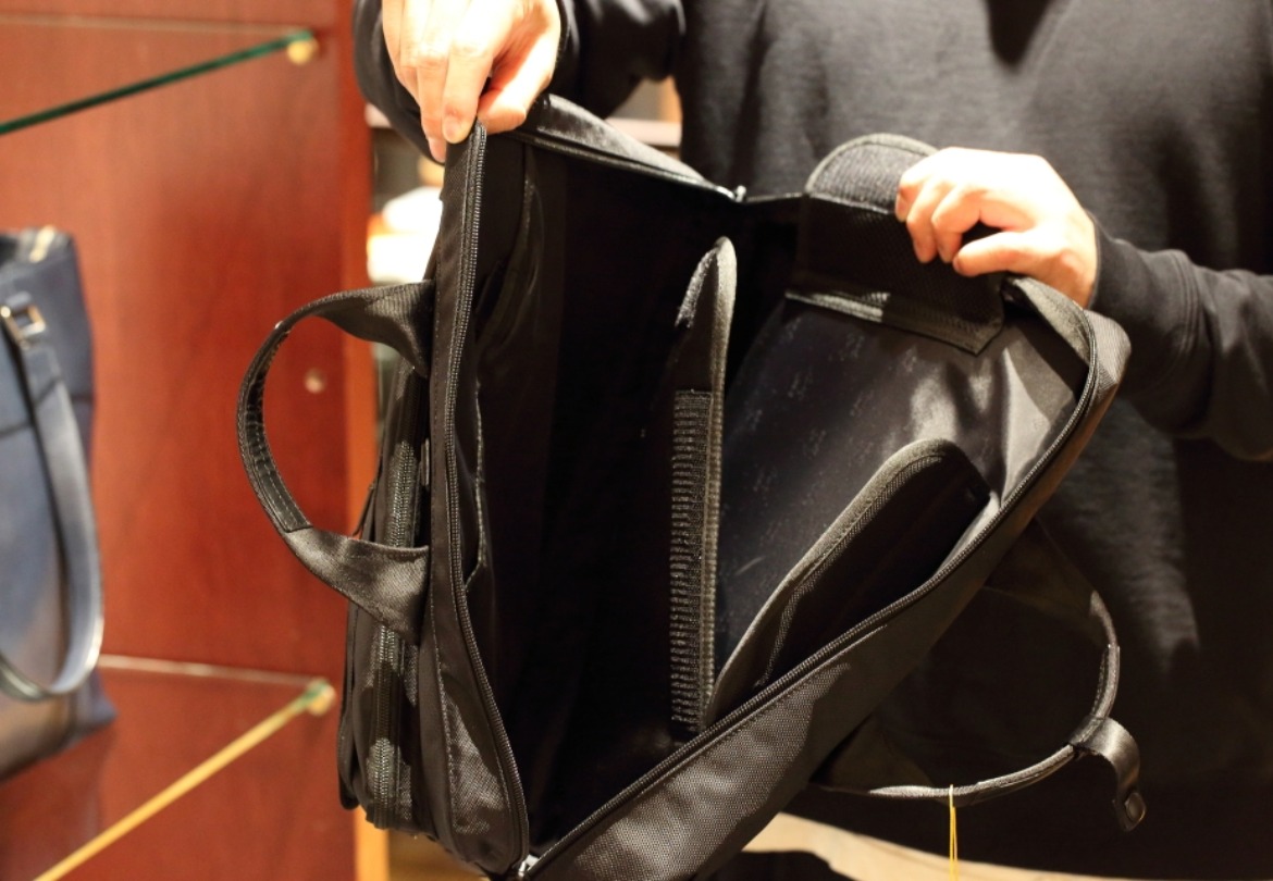 大きく開くファスナーなので、物の出し入れが容易