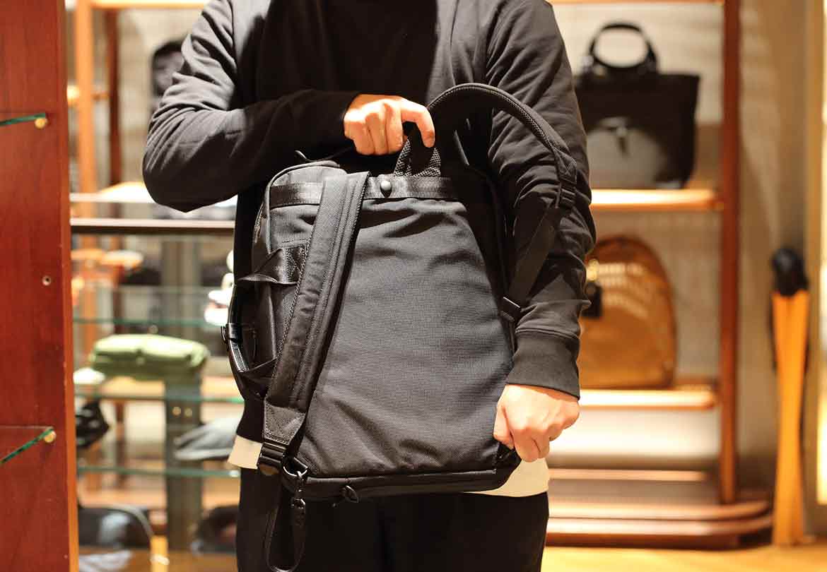 縦に持っても身体に収まり、女性にも扱いやすい