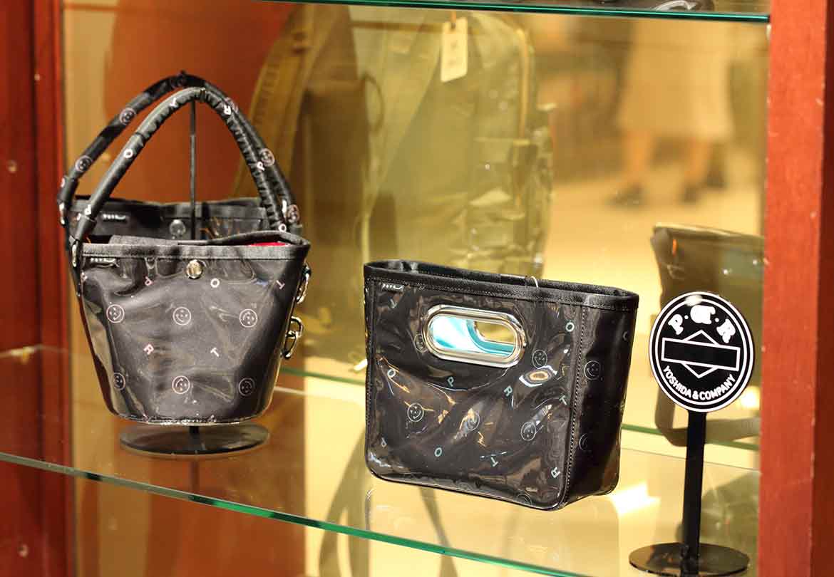POTR GLOSS の「BUCKET BAG」27,500円（左）、「HANDBAG MINI」27,500円（右）