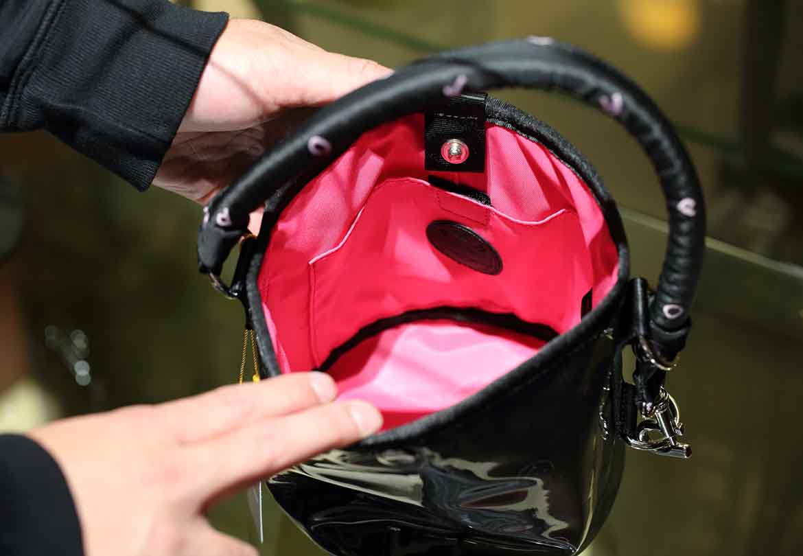 裏地は中が見やすい発色の良さで、使い勝手までしっかり計算