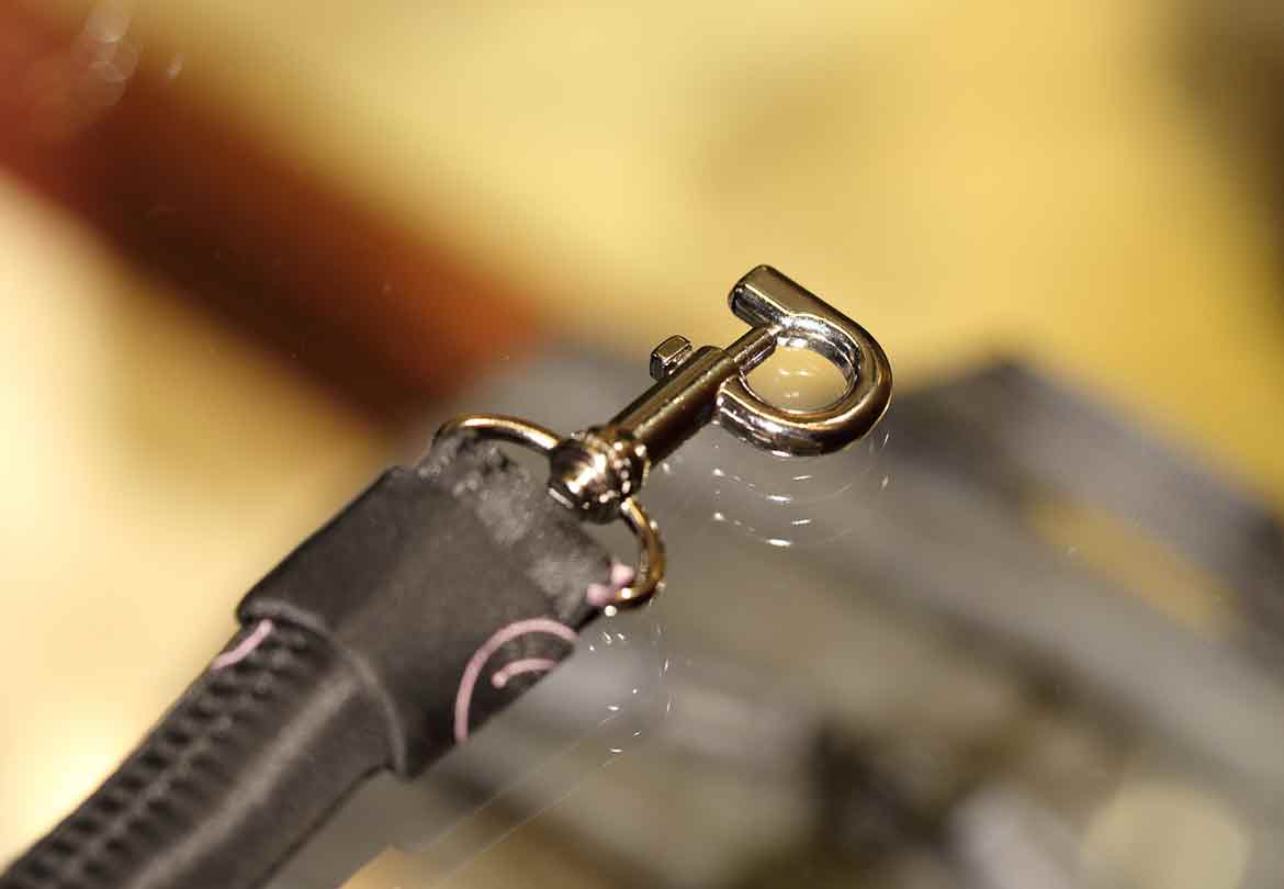 ショルダーストラップの金具は「POTR」の“P”を象った特注品