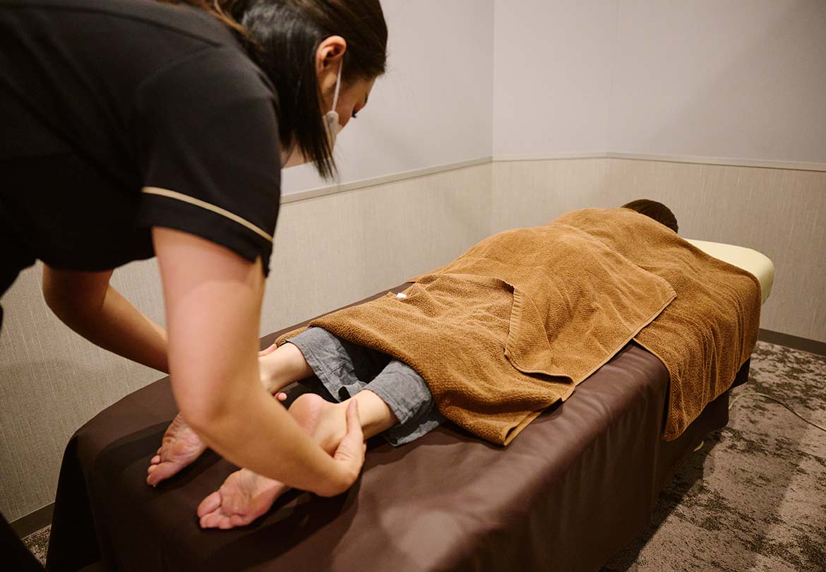 骨盤の歪みからできる足の左右差を確認して身体に合った施術内容に