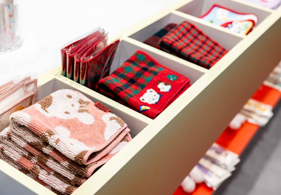 多彩なデザインが揃うハンカチコーナー