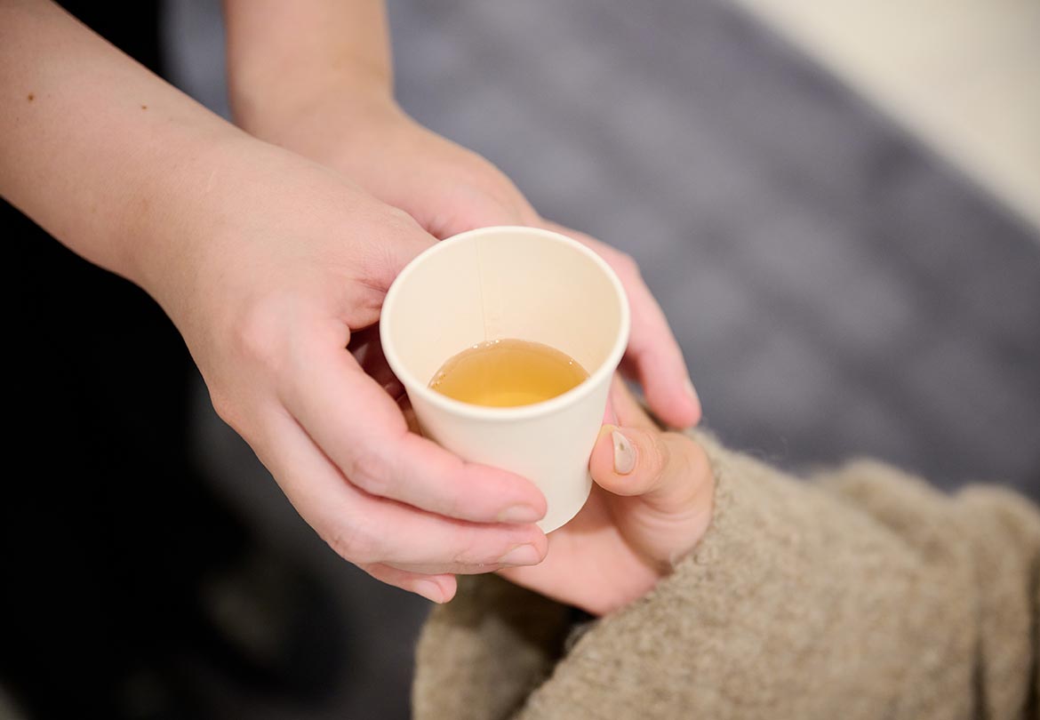 びわ茶でほっと一息