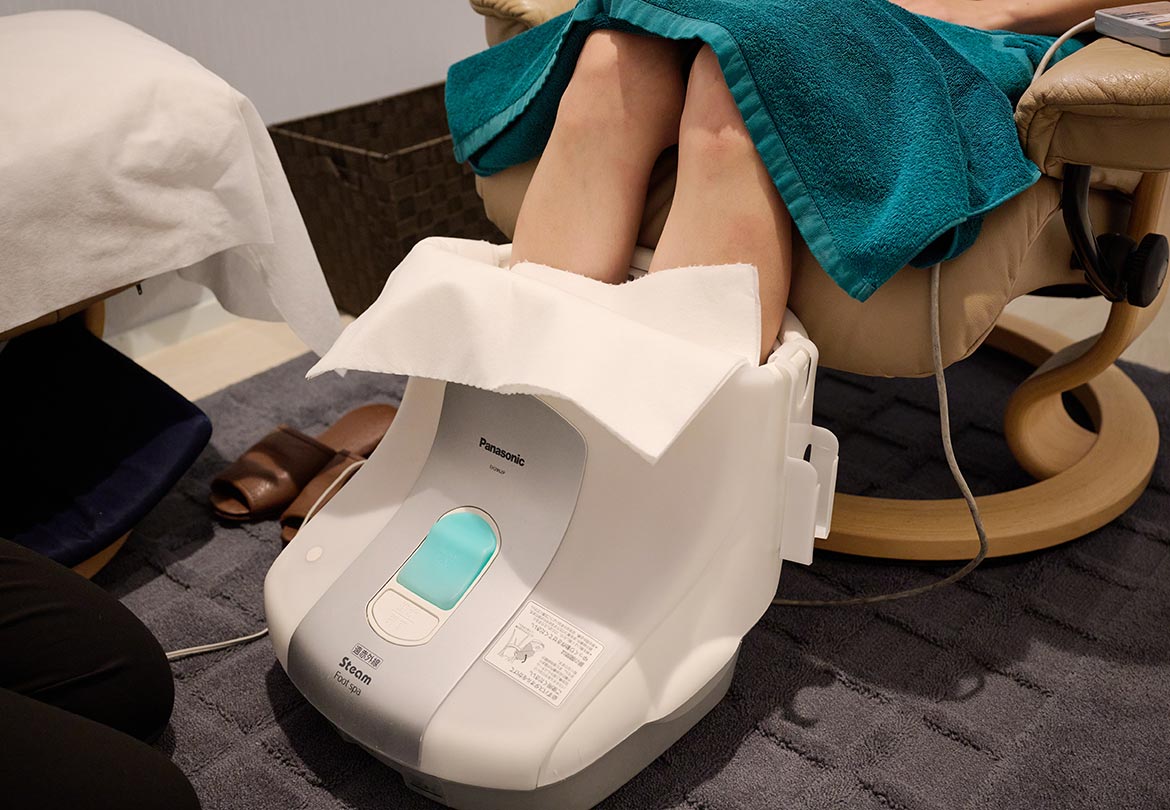 スチームで足を温めて、施術スタート！