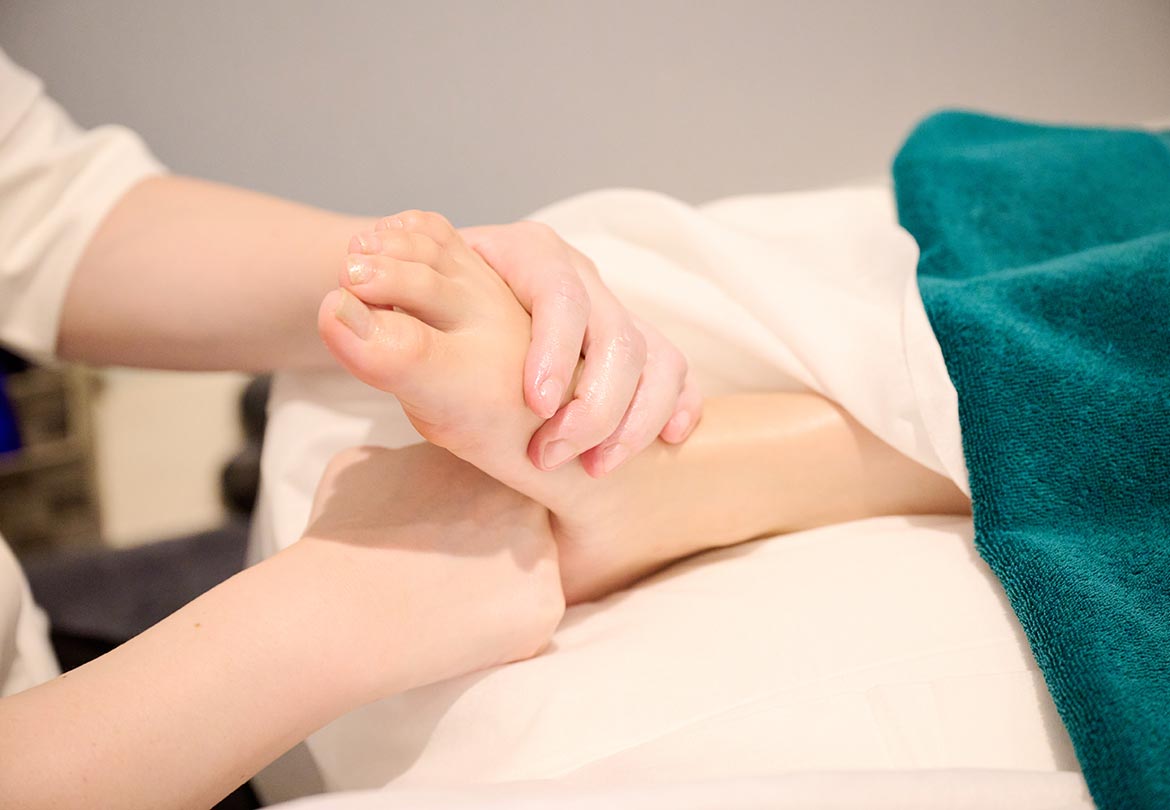 足裏の反射区を刺激して、間接的に全身をケア