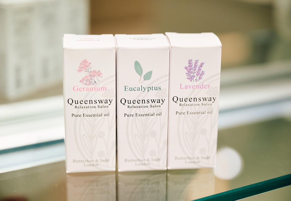 「エッセンシャルオイル ゼラニウム 10ml」3,410円、「エッセンシャルオイル ユーカリ 10ml」2,090円、「エッセンシャルオイル ラベンダー 10ml」2,860円