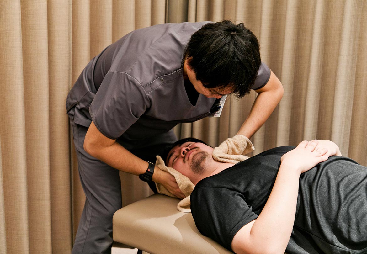 首まわりの施術で肩こり予防！