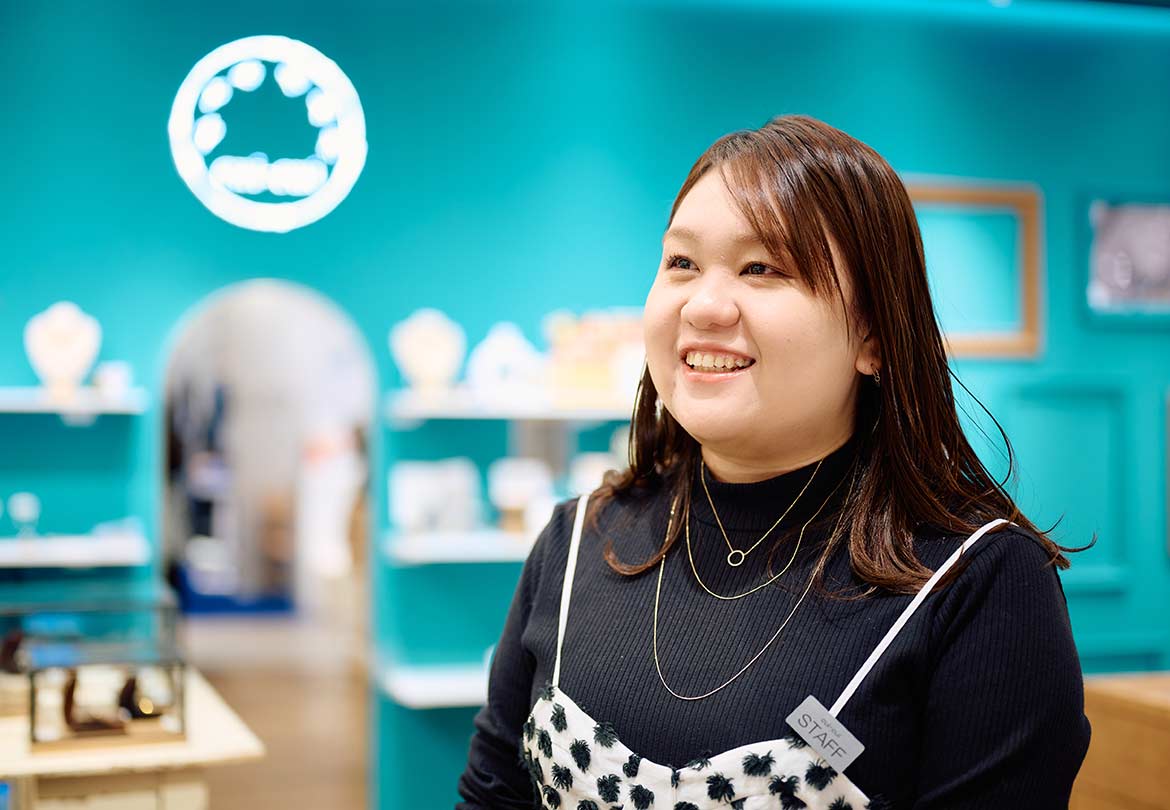 接客では親しみやすい雰囲気を大切にしている鎌田さん