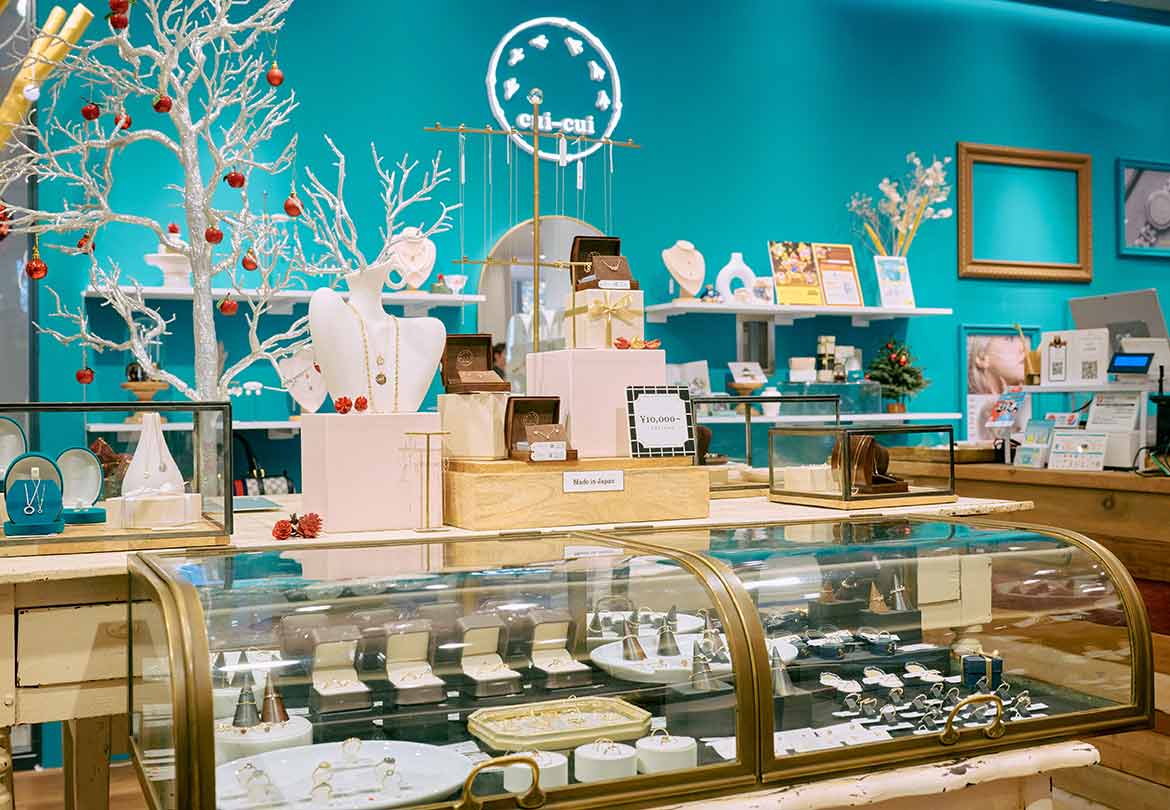 店内はパリの蚤の市をイメージしている