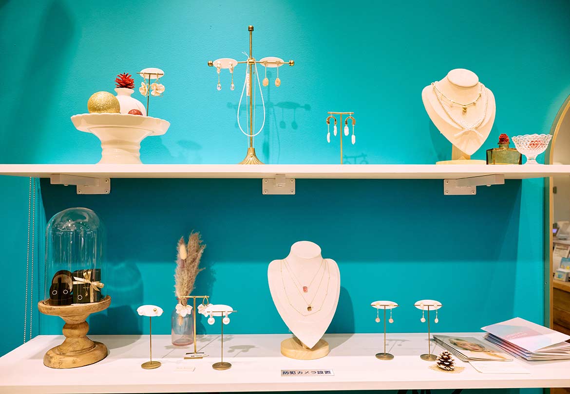 華奢なデザインのピアスやネックレス