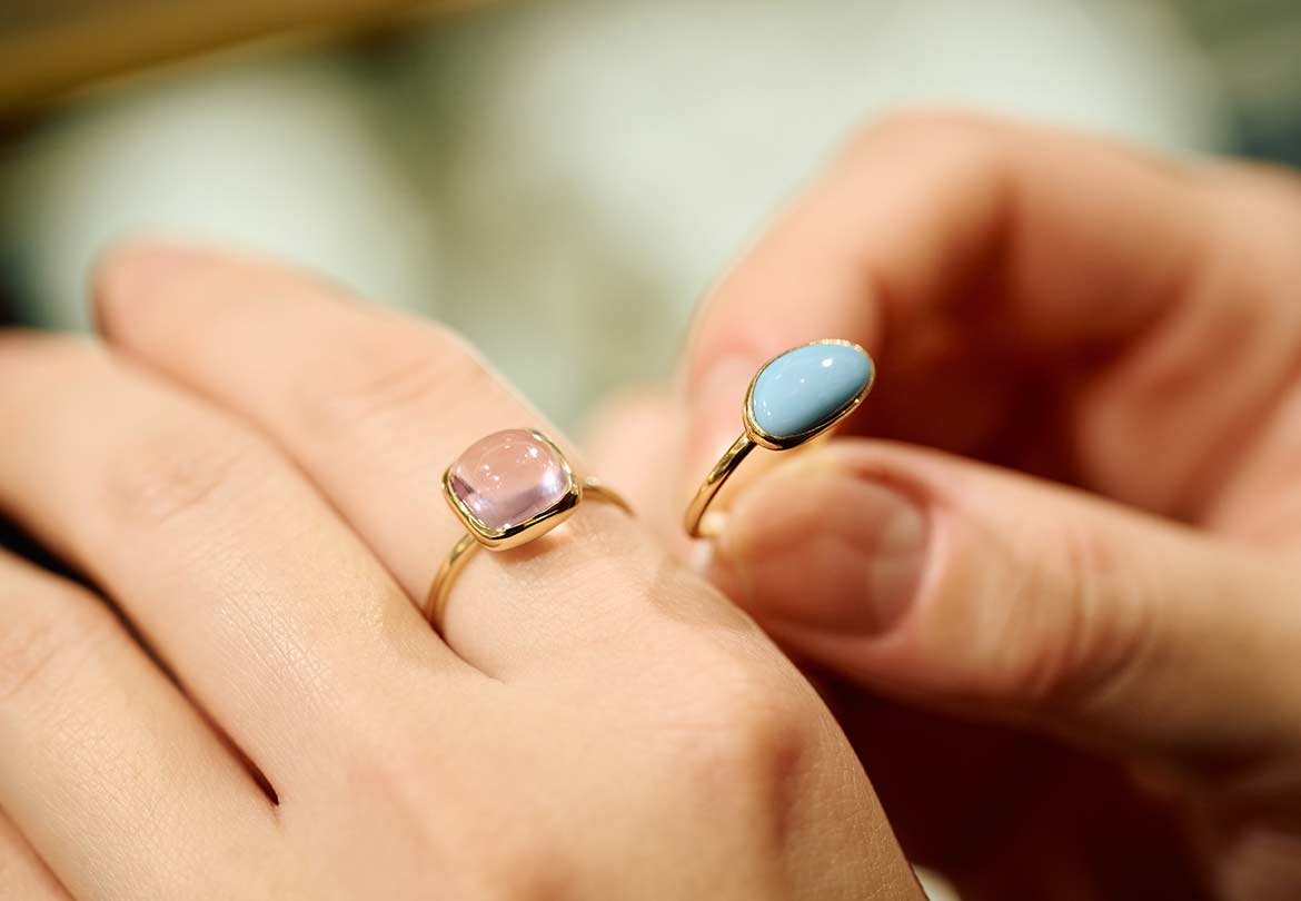 好きなデザインや石、金属の種類を選べるセミオーダー