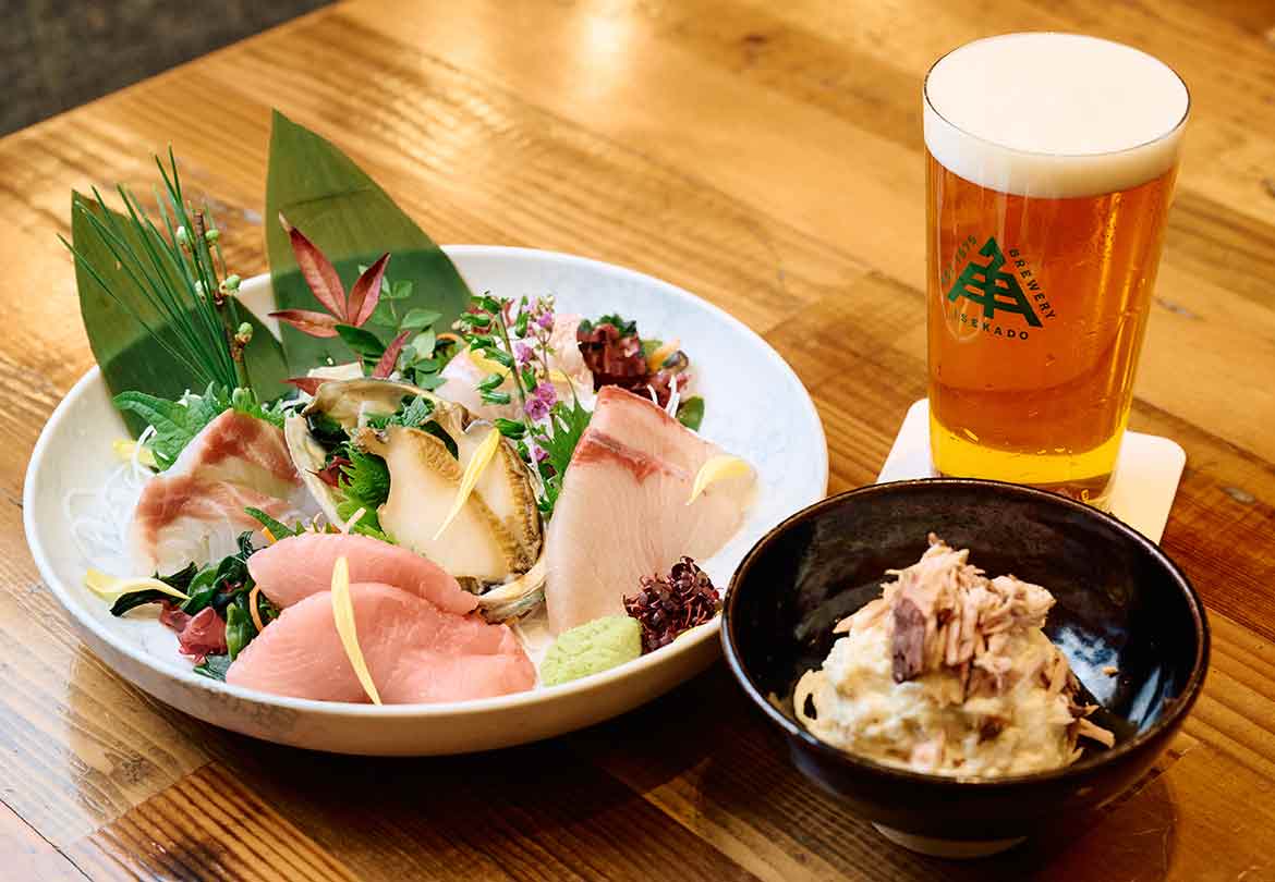 酒の肴はお刺身や生節のポテサラが人気