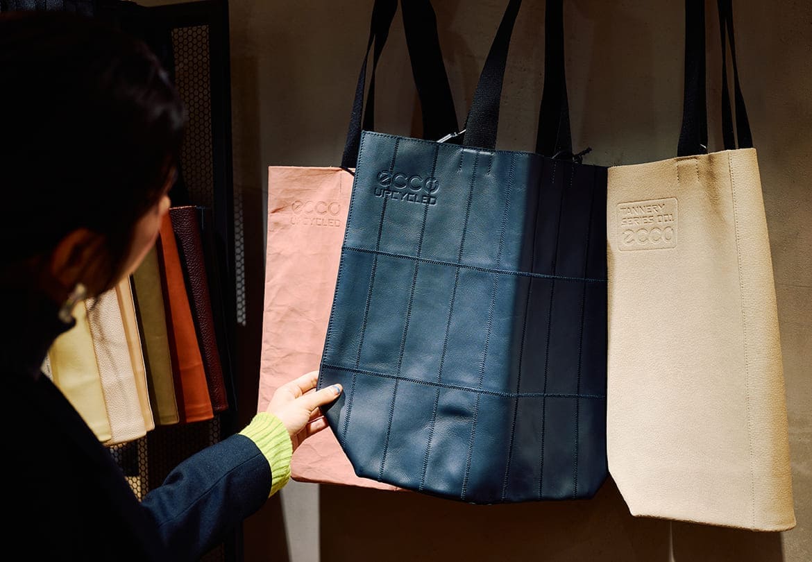 レザーの端切れで作ったバッグも販売。すべてが1点もの！