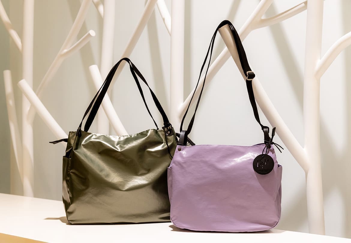 左：〈JackGomme〉LIGHT ORIGINAL LEVANT トートバッグ 31,900円（color：ALGUE）/右：〈JackGomme〉LIGHT ORIGINAL MAEL ショルダーバッグ 28,600円（color：LAVENDER）