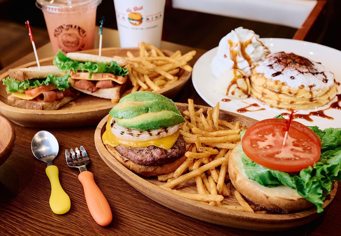 「厚切りチーズアボカドバーガー」1,360円と「パンケーキブリュレ」900円