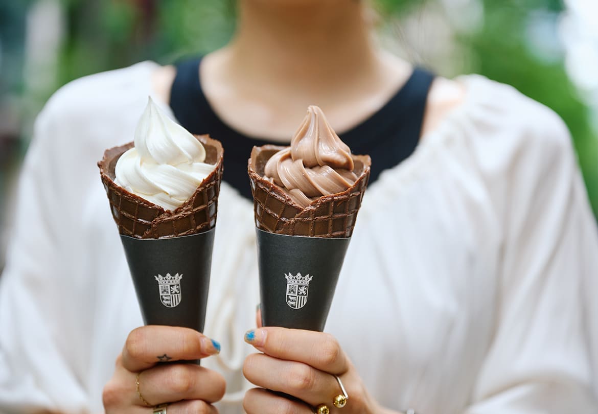 創業当初から人気のカカオソフトクリーム2種！左「ジャラッツ ブランコ」650円、右「ジャラッツ カカオ」650円