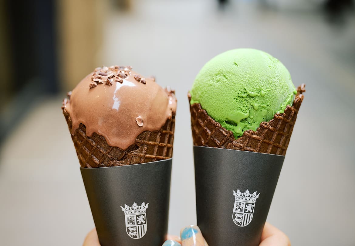左「ショコラレジェンダ」 700円、右「抹茶アイス」900円