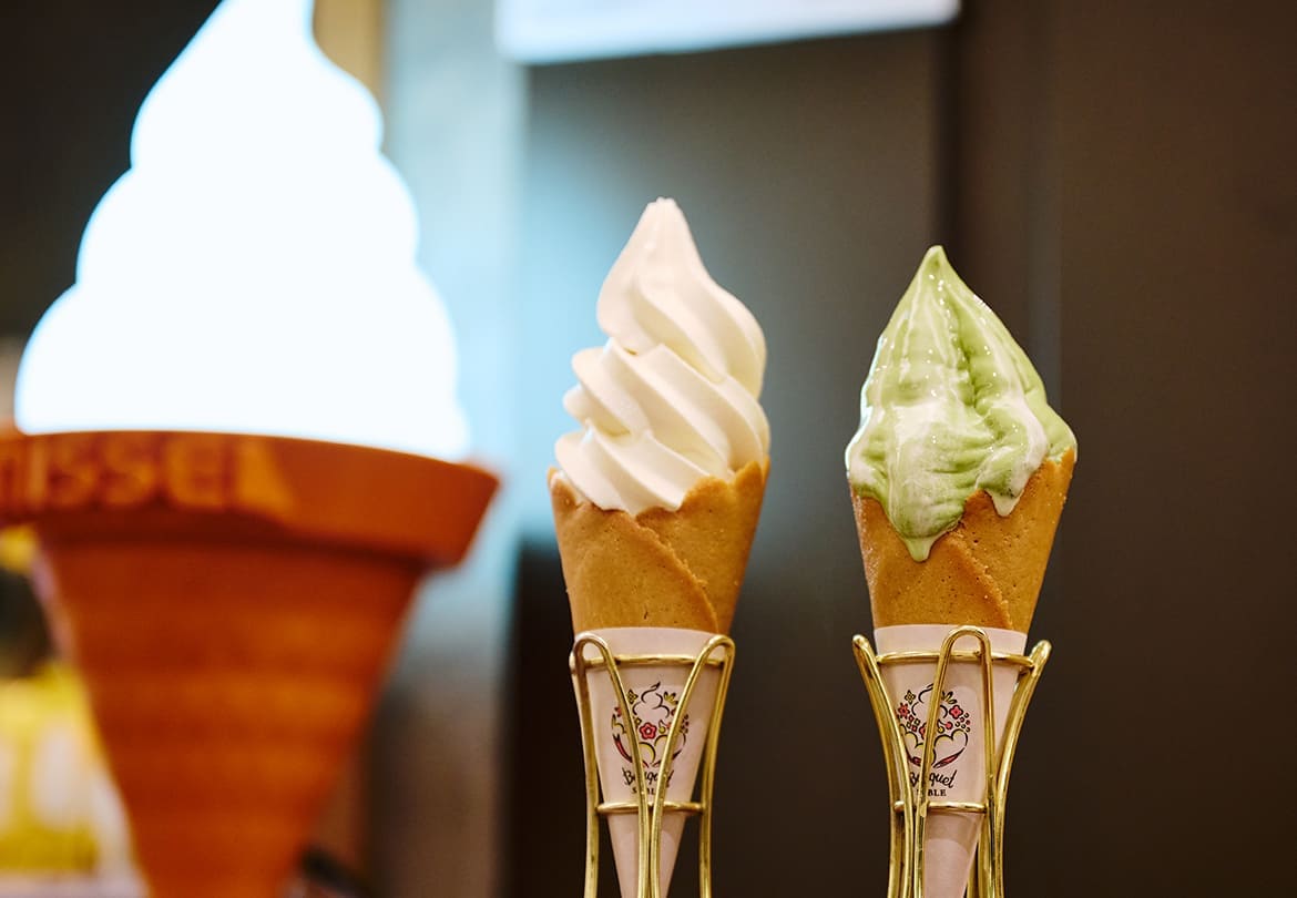 左「豆乳ソフトクリーム」450円、右「抹茶豆乳ソフトクリーム」460円