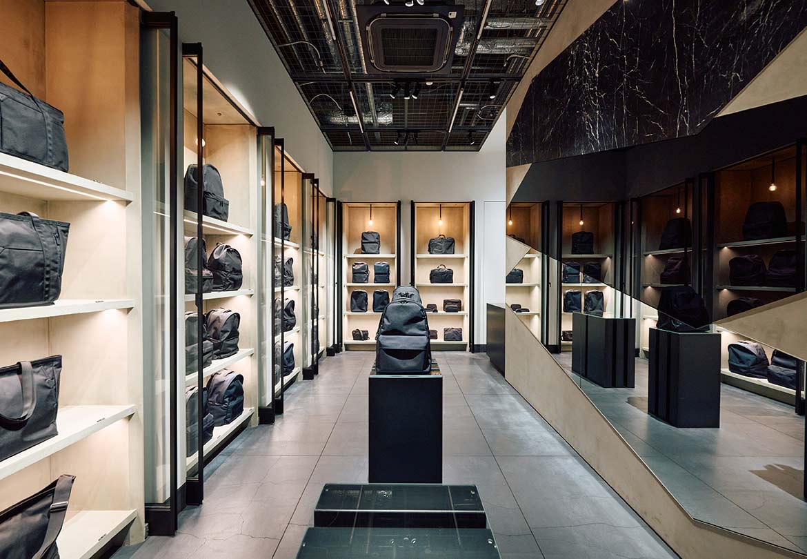 シンメトリーに美しくデザインされた店内