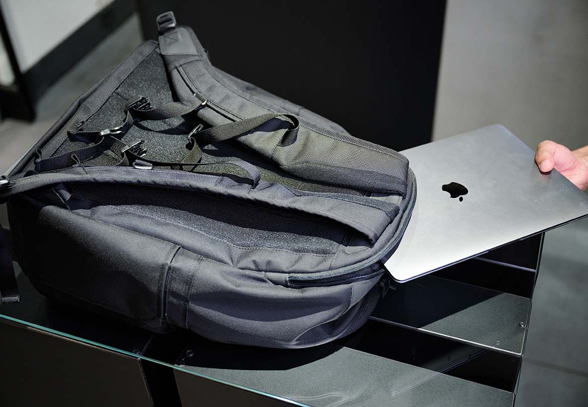 緩衝材入りなのでラップトップはそのまま入れてOK