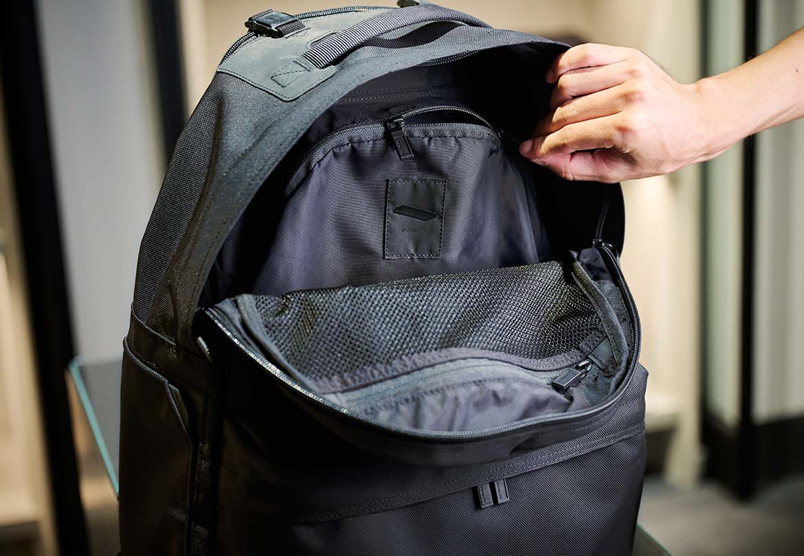 大容量の内ポケットは、出張の着替えを入れても