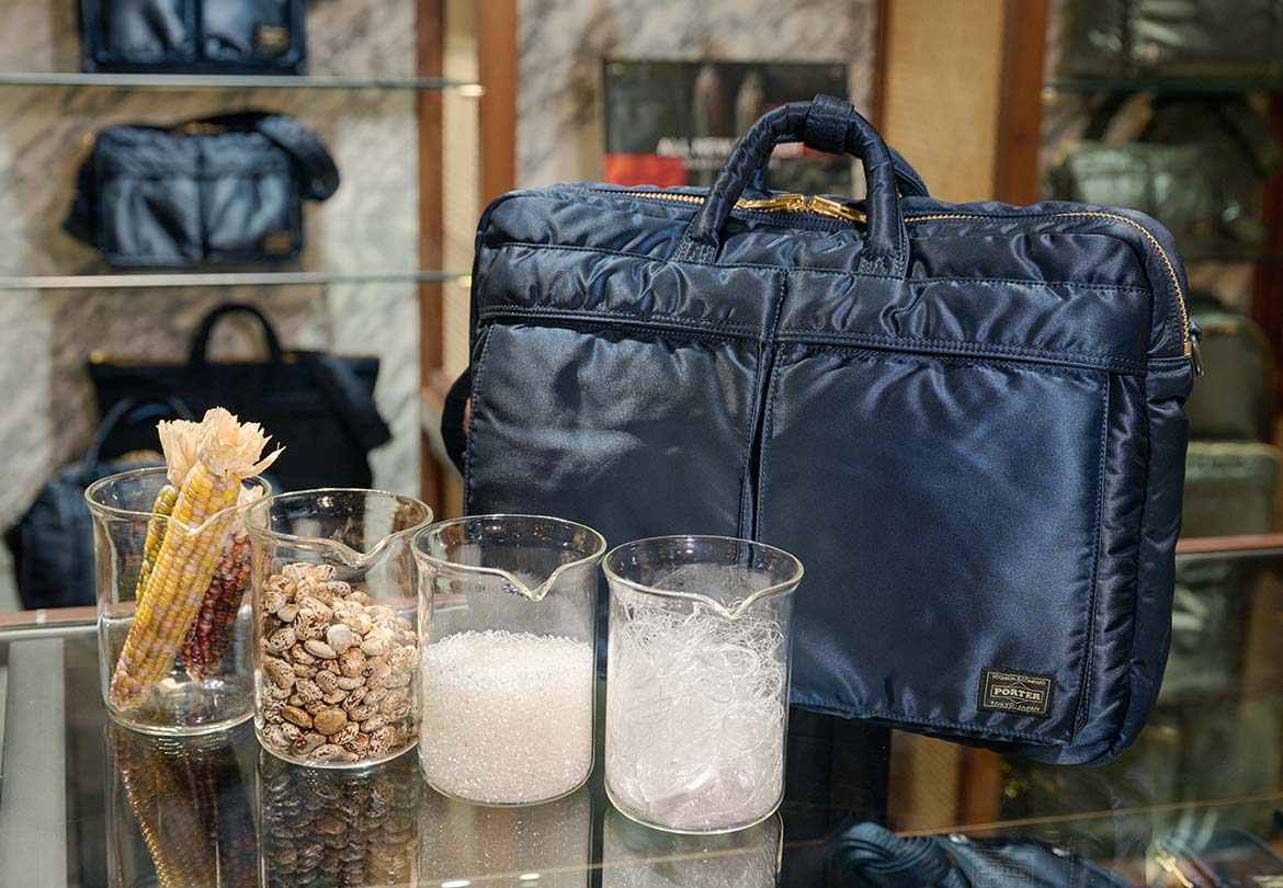 世界で初めて量産化に成功した「100%植物由来」のナイロンを纏っている