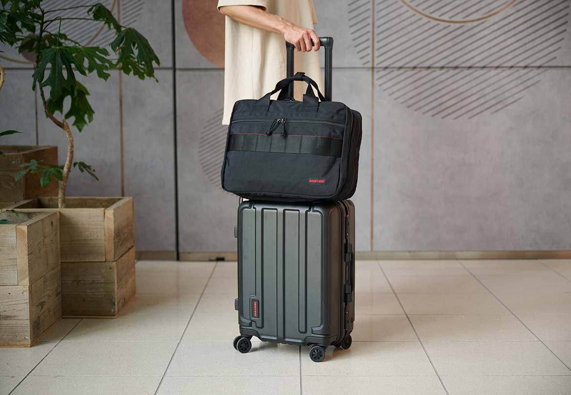 ストラップでスーツケースに取り付けることも可能