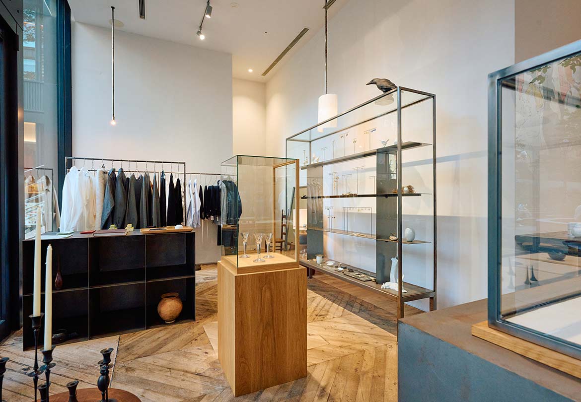 施設の中庭に面した開放的な店内