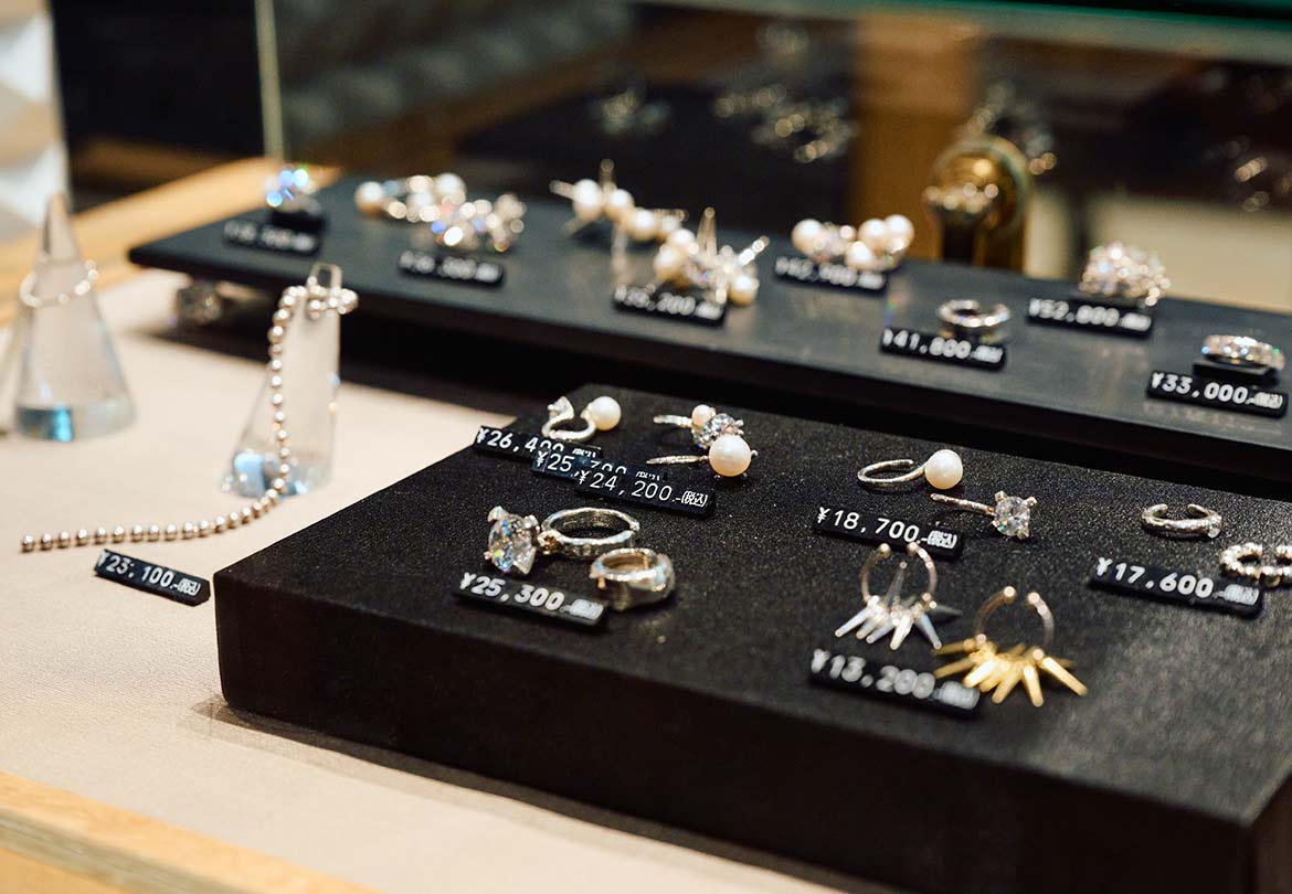 “e.m.eternal” などのエッジの効いたアイテムが揃う