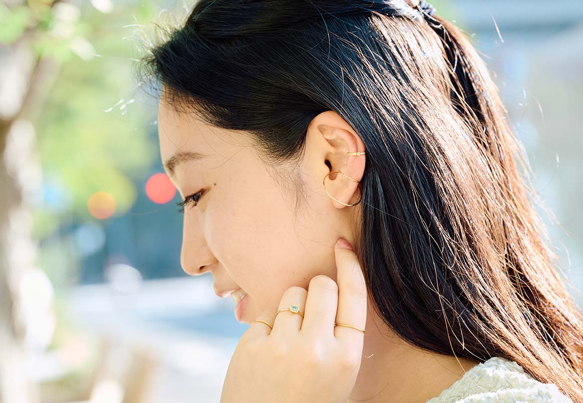 上〈e.m.〉イヤーカフ（1802－ER16）135,300円/下〈e.m.〉イヤーカフ（2002-ER51） 92,400円