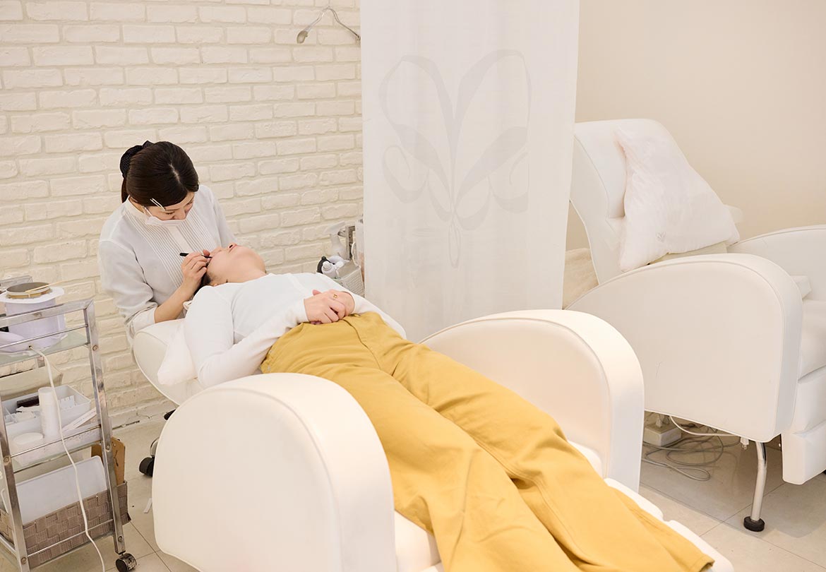 落ち着きのあるシンプルな店内で施術スタート！