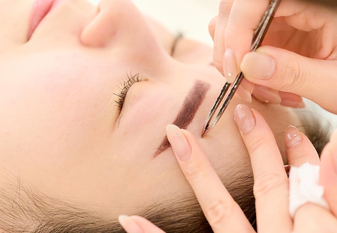 ステンシルを使用して眉をデザインし、不要な毛をワックスで取る
