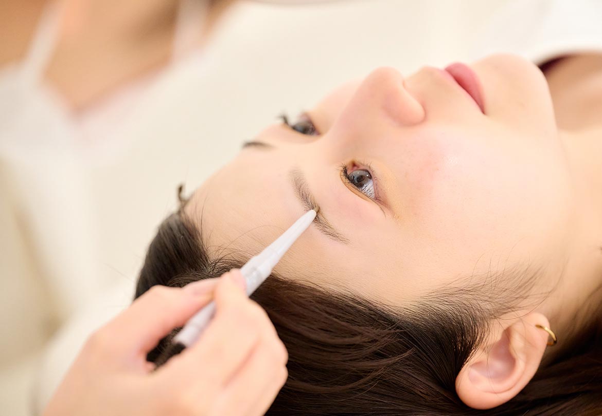 仕上げに軽くメイクをして、ジェルで毛流れを整える