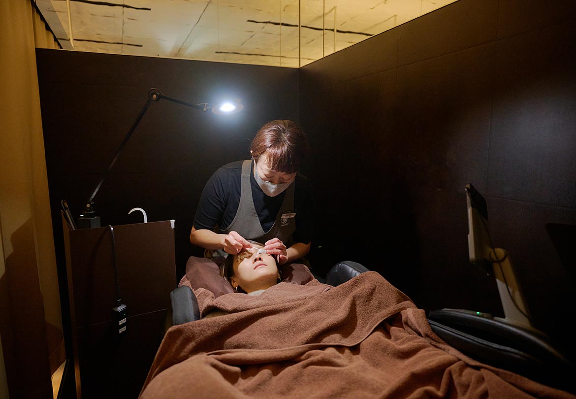 ゆったりプライベート空間。施術ベッドは上質なマッサージチェアが人気。