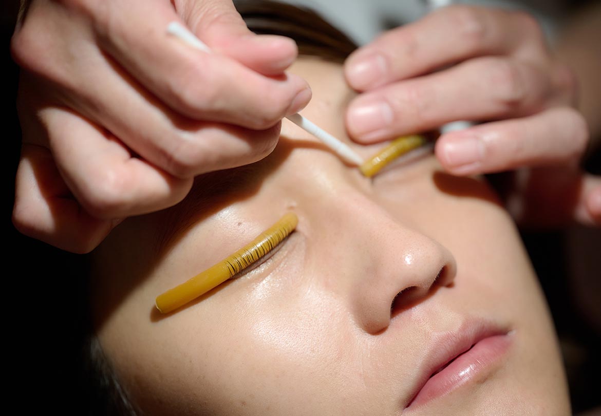 好みのデザインをすり合わせて、まつ毛専用のグルーで上げる