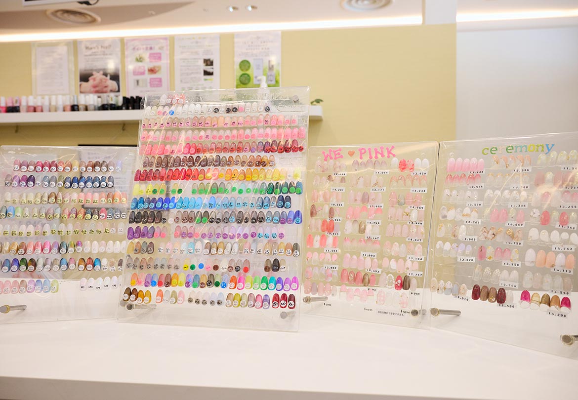 カラーやシーンからネイルデザインをセレクト