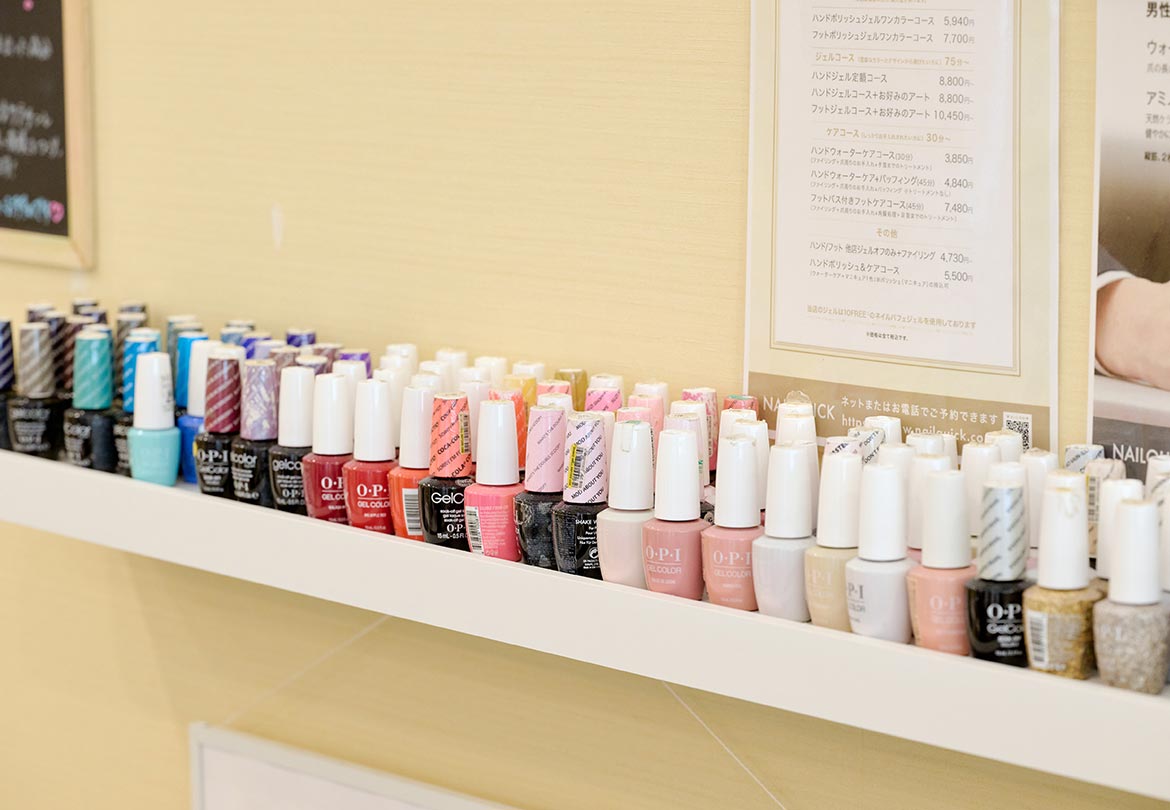ジェルやポリッシュのカラーも多数用意