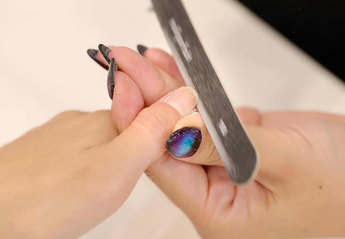 まずは爪の形を整え、爪周りのケアをします