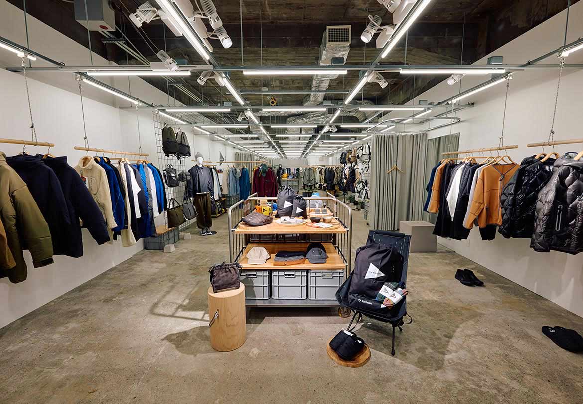 アウトドアと都会、どちらの要素も感じる店内